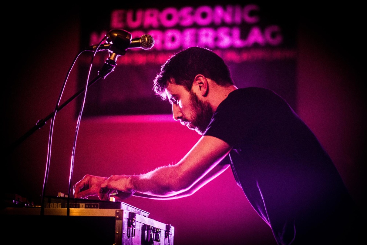Am ersten Abend des Eurosonic Noorderslag live im Huis De Beurs: Die Electronic-Formation Holy Nothing aus Porto