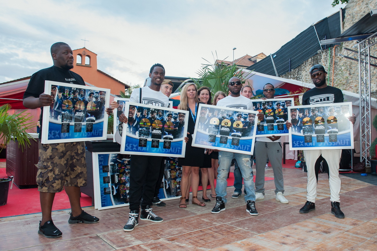 Bei der Gold-Verleihung (von links): Jr O Chrome, Black Mesrimes, Maska (alle: Sexion d'Assaut), Julie Born (Managing Director Sony Music Switzerland), Dominique Saudan (Promotion Manager ...