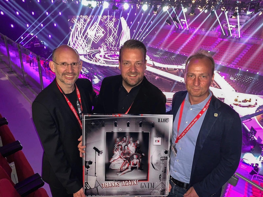 Bei der Übergabe (von links): Michael Brill (Geschäftsführer D.Live), Daniel Rosemann (Senderchef ProSieben) und Christian Okon (Geschäftsführer MMP Event)