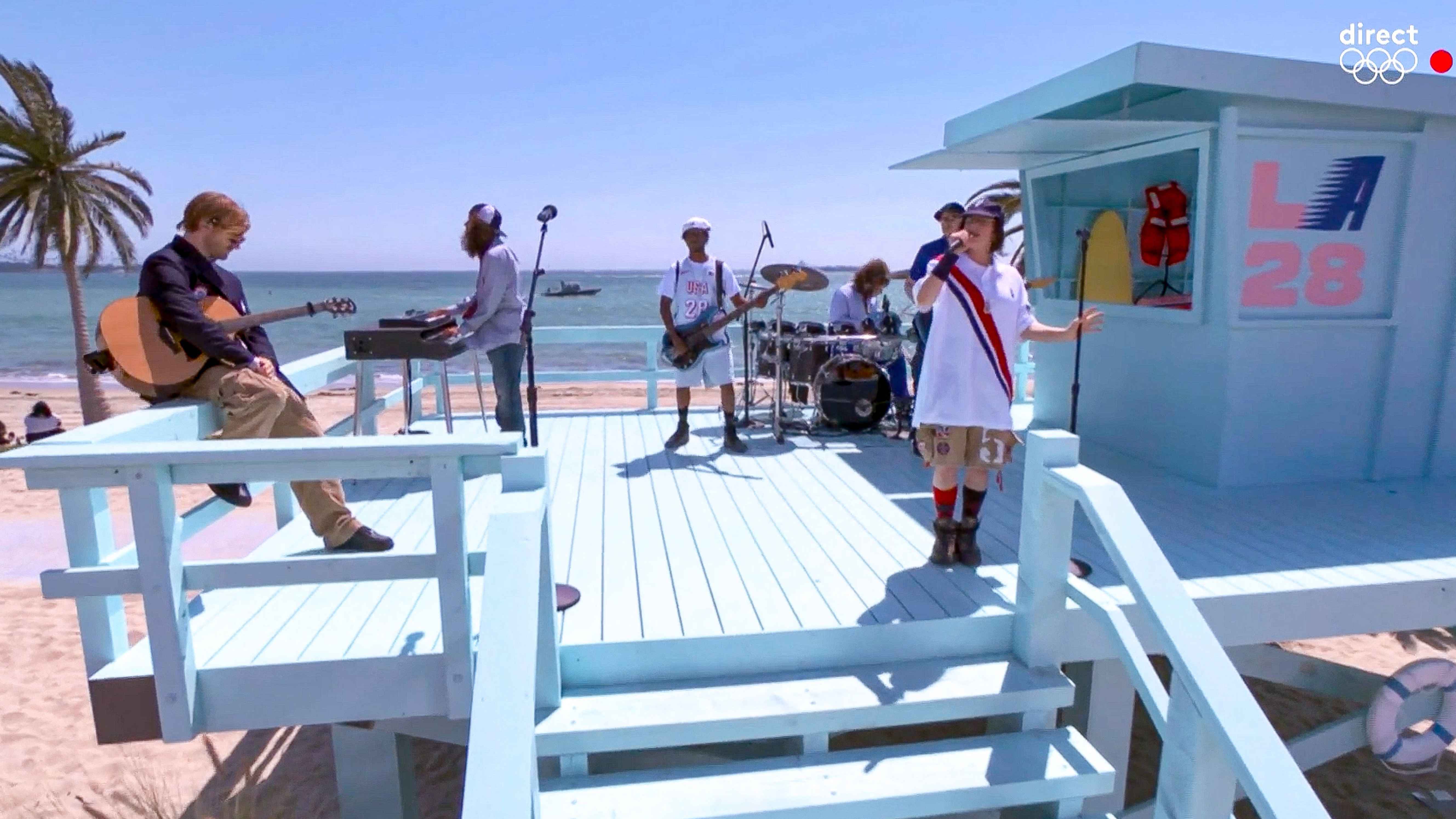 An der Spotify-Spitze: Billie Eilish (rechts), hier mit Bruder Finneas (links) und ihrer Band bei der Übergabe der olympischen Spiele nach Los Angeles.