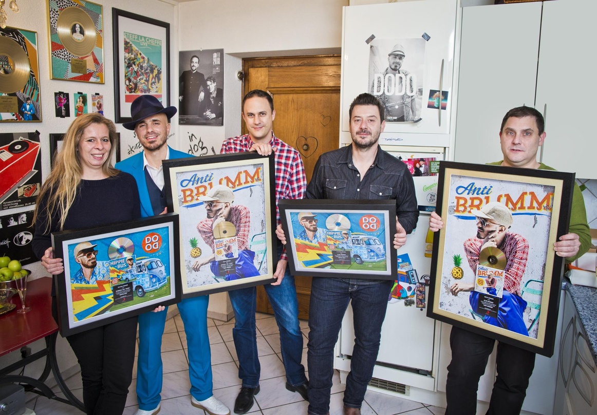 Feierten Gold und Platin (von links): Julie Born (Managing Director Sony Music Switzerland), Dodo, Simon Müller (Director Sales & Business Development Sony Music Switzerland), Maurizio Dot...