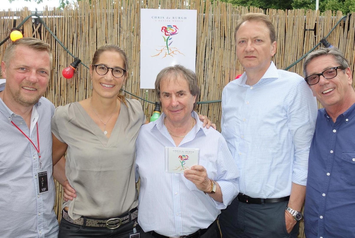 Verlängern ihre Zusammenarbeit (von links): Jens Geisemeyer (Geschäftsführer G-Pop), Nicole Litterst (Product Manager Starwatch), Chris de Burgh, Markus Hartmann (COO Starwatch) und Kenny ...
