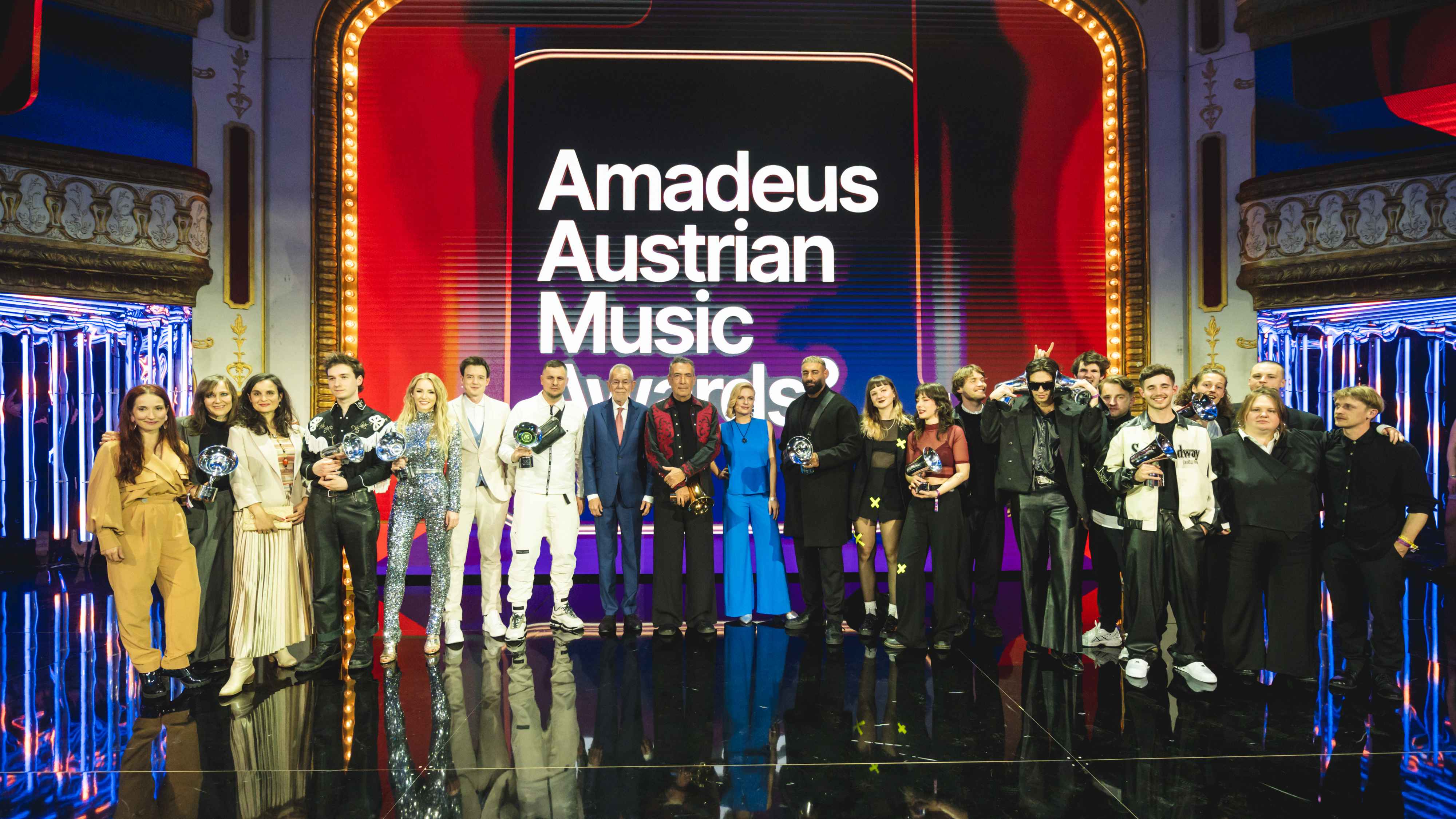 Gestalteten 2024 die Preisverleihung: Die Moderator:innen, Bundespräsident Alexander von Bellen und die Gewinner:innen des Amadeus Austrian Music Awards 2024.