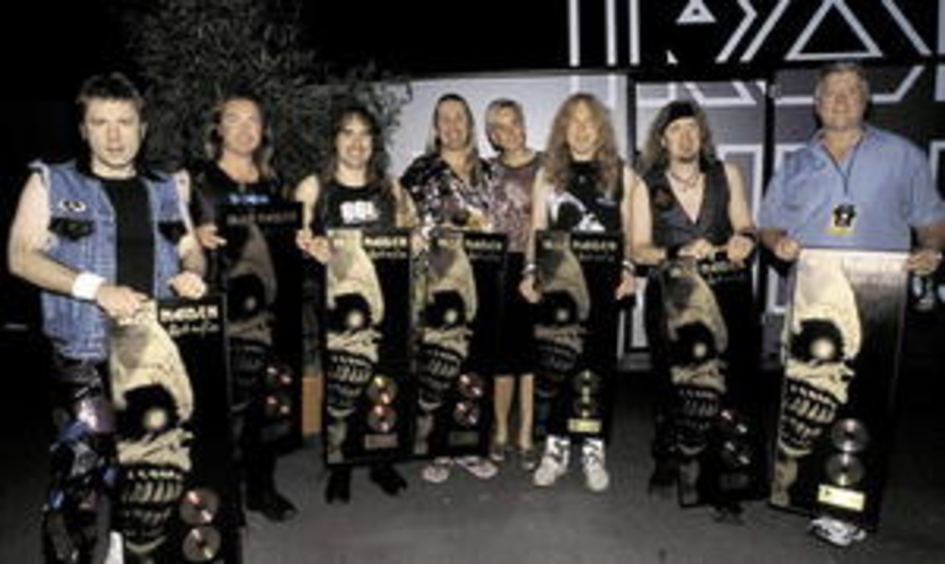 Gold-Foto bei Rock am Ring (v.l.n.r.): Bruce Dickinson, Dave Murray, Steve Harris, Nicko McBrain (alle: Iron Maiden), Antje Lange, Janick Gers, Adrian Smith (beide: Iron Maiden) und Manage...