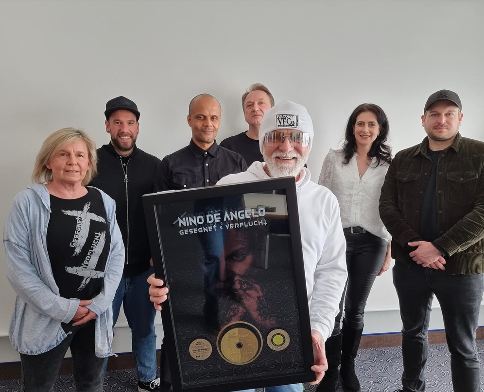Mit dem Edelmetall im Umfeld der "Giovanni Zarrella Show" (von links): Elke Krüger (Medienmanagement Nino de Angelo), Florian Machon (Head of Marketing Ariola), Patrick Mushatsi-Kareba (CE...