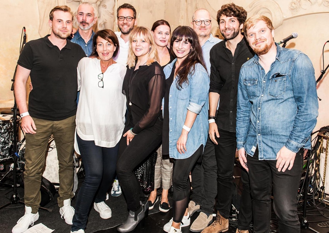 Trafen sich in Hamburg: Lina Maly (vorn, dritte von links) und ihr Team