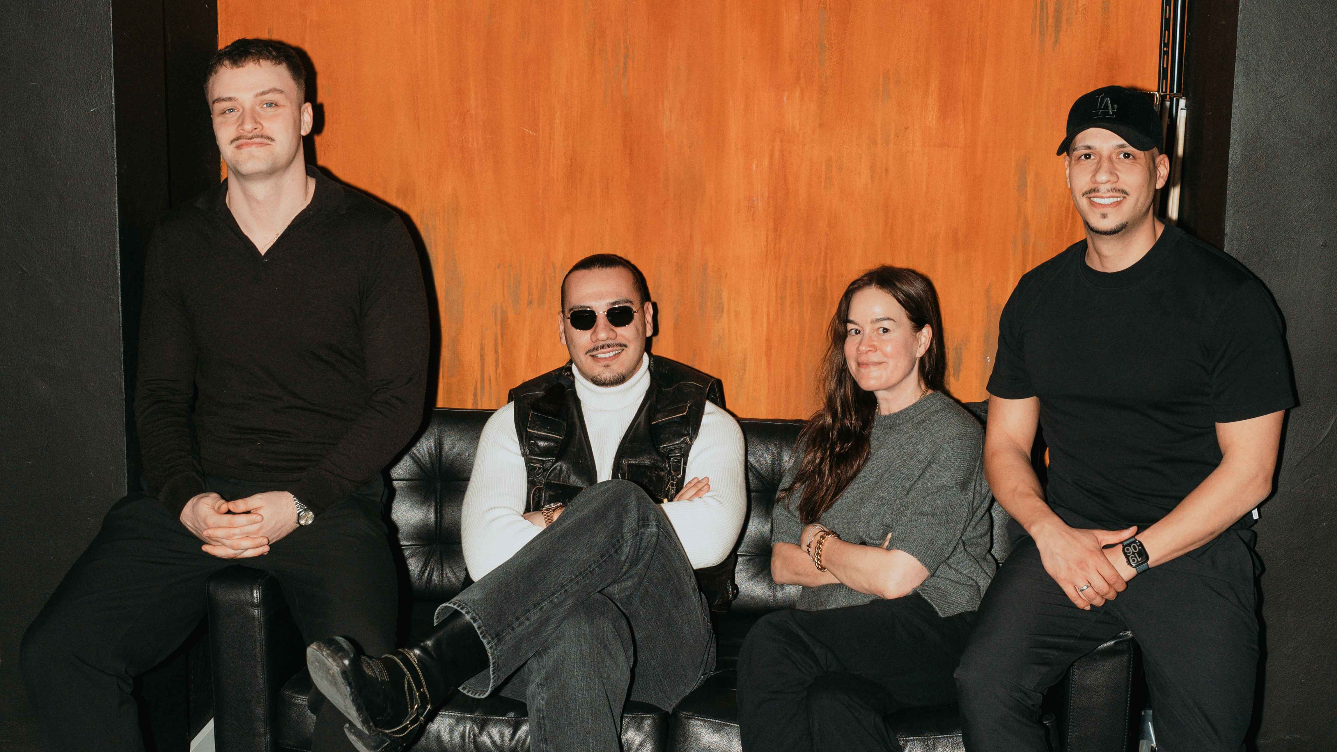 Machten den Deal in den Büros von Feder Musik fix (von links): Johannes Götz (Co-Geschäftsführer Feder Musik), Apache 207, Natascha Augustin (Managing Director Warner Chappell Music German...