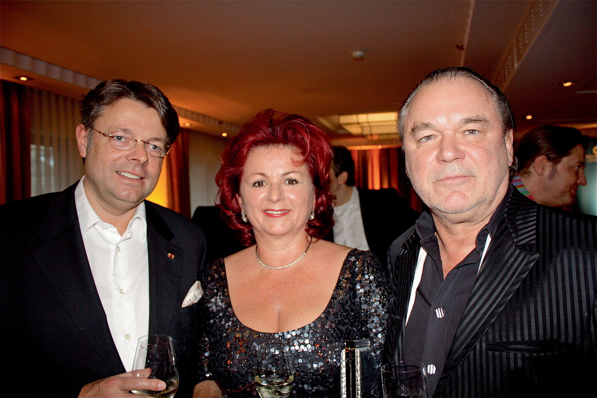 Akquiriert jetzt Tourneen mit A.C.T.: Hermjo Klein (r.), hier mit Ehefrau und Amtsvorgängerin Viola Klein und DEAG-CEO Peter Schwenkow