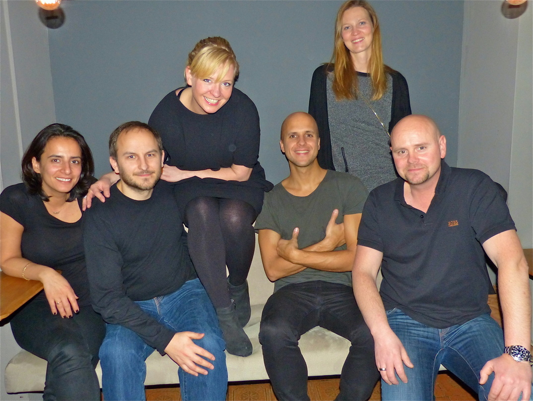 Milow-Roadshow beim Stopp in München (von links): Nilgün Öz (Event Services), Jörg Peter (Digitalvertrieb), Franziska Hohmann (TV-Promotion), Milow, Melanie Fürste (Press Promotion) und Ro...