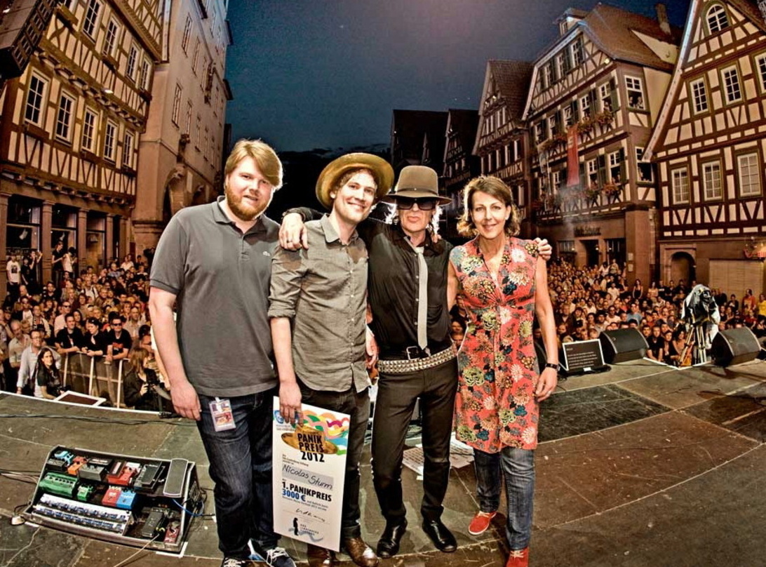 Nach dem Finale trafen sich Preisträger und Juroren auf der Bühne (von links): Andreas Weitkämper (A&R Director Warner Music Germany), Nicolas Sturm, Udo Lindenberg und Rita Flügge-Timm (D...