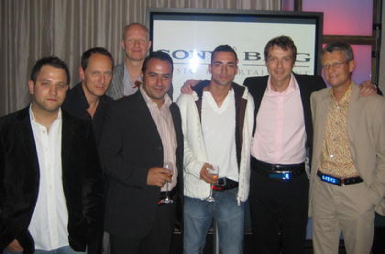 Feiern ihr neues Signing: Das Team von Sony BMG Domestic und Muhabbet