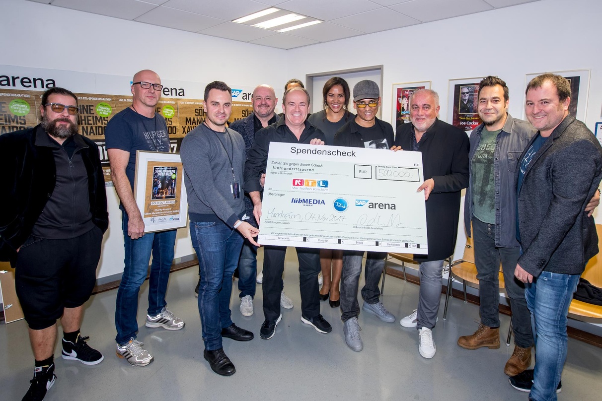 122ec6bf22cac9b786f0f2d096cda636bc3c059acd340a8ec415a8efd39a85b6 Spender (von links): Andreas Bayless (Söhne Mannheims), Hannes Krosta (SAP Arena), Alexander Lübenoff (Veranstalter lübMedia), Rolf Stahlhofen (Söhne Mannheims), Wolfram Kons (RTL - Wir he...