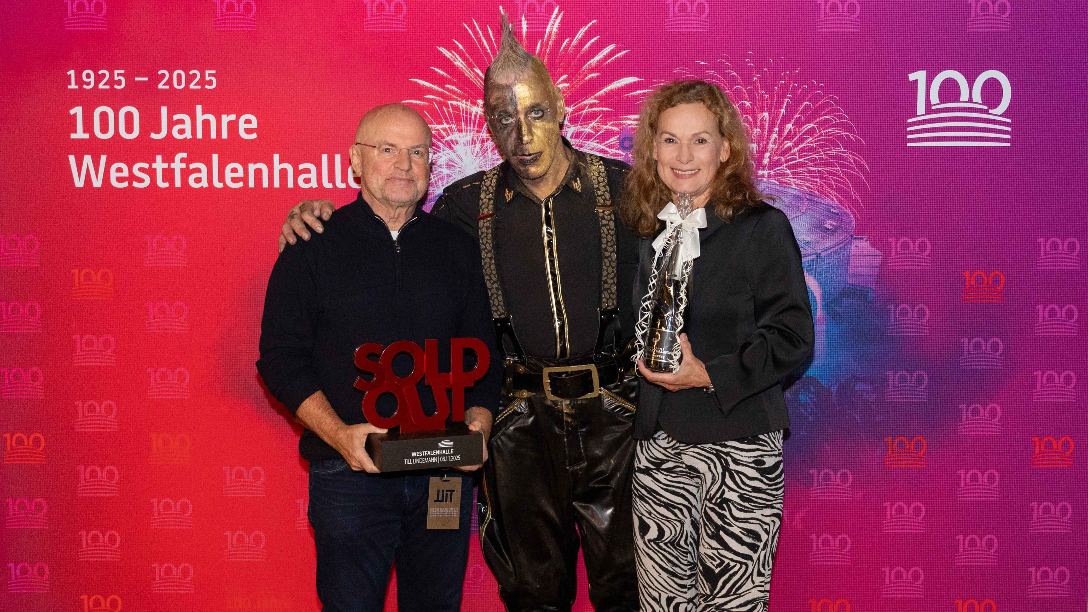 1232018c e1c4 446d 80d7 977e72306abd Arm in Arm (von links): Fred Handwerker (Geschäftsführer Handwerker Promotion), Till Lindemann und Sabine Loos (Hauptgeschäftsführerin Westfalenhallen Unternehmensgruppe).