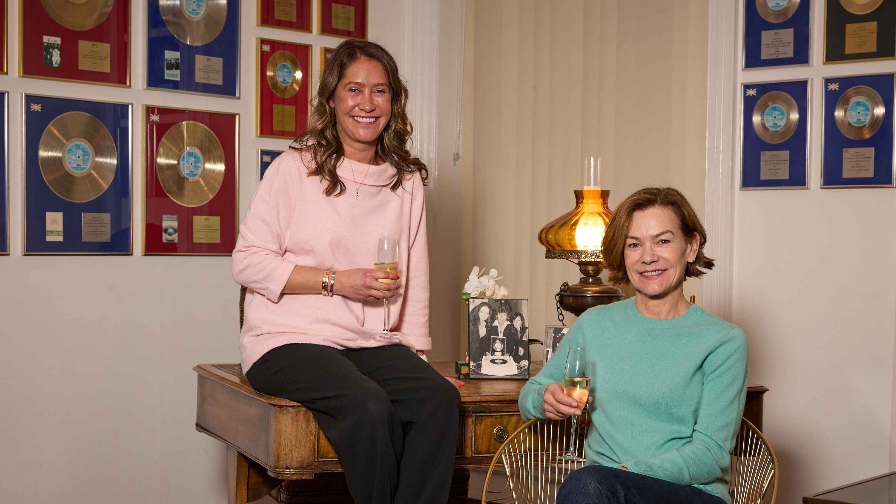 Feiern die Übernahme mit einem Sekt: Nathalie Hayes (links, MD RAK Group of Companies) und Alexi Cory-Smith (rechts, Mitbegründerin und CEO Bella Figura Music).