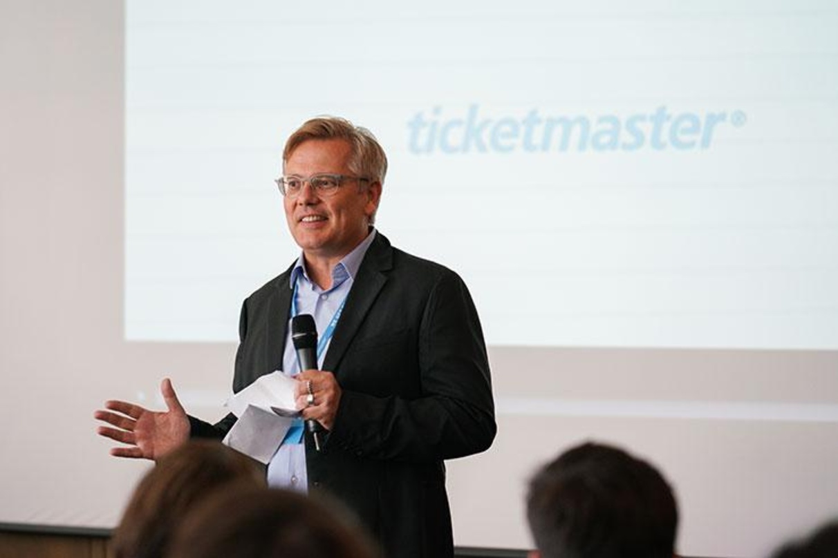 127f6ac058e2263fb4569a6e38a08e349b58ea452d0cce624936f7831e25130a Lädt wieder zum Ticketmaster Forum ein: Ticketmaster-Chef Klaus Zemke, hier beim Ticketmaster Forum 2017 in Berlin