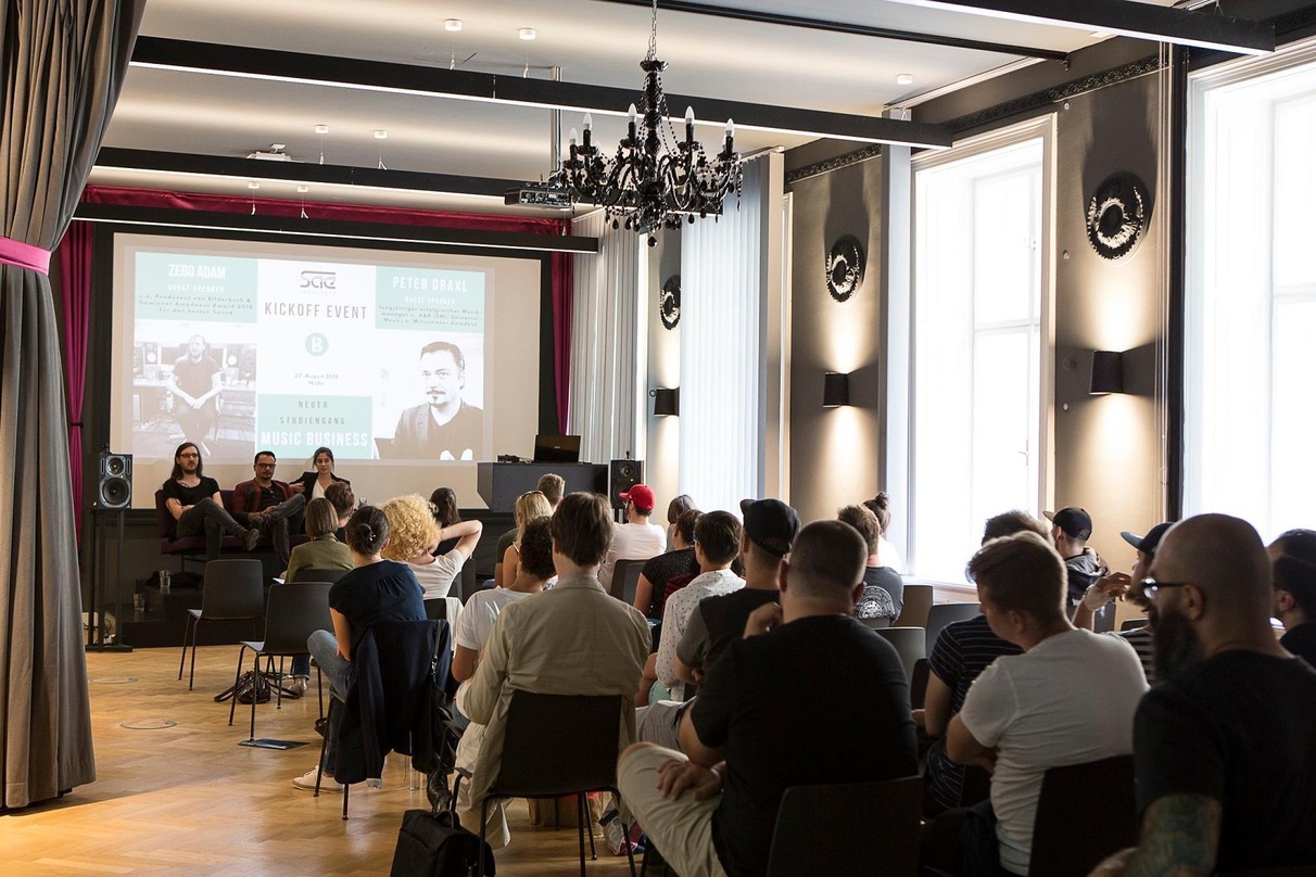 Bieten einen Einblick in die Musikbranche: Zebo Adam (links) und Peter Draxl, hier beim Kickoff-Event des Studiengangs Music Business im August 2018