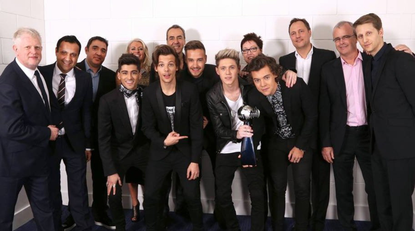 Bei der Übergabe der Trophäe für den IFPI Global Recording Artist 2013: Die fünf Mitglieder von One Direction (vorn) sowie (hinten, von links) Harry Magee (Modest Management), Sonny Takhar...