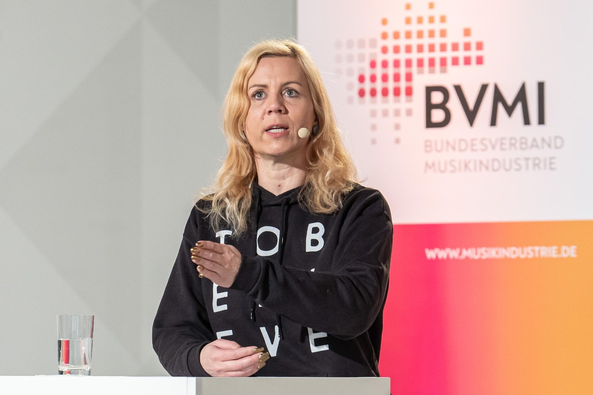 Sieht Musikclubs als integralen Bestandteil des kulturellen und wirtschaftlichen Lebens: Pamela Schobeß, hier kürzlich bei der Kulturkonferenz des Bundesverbands Musikindustrie