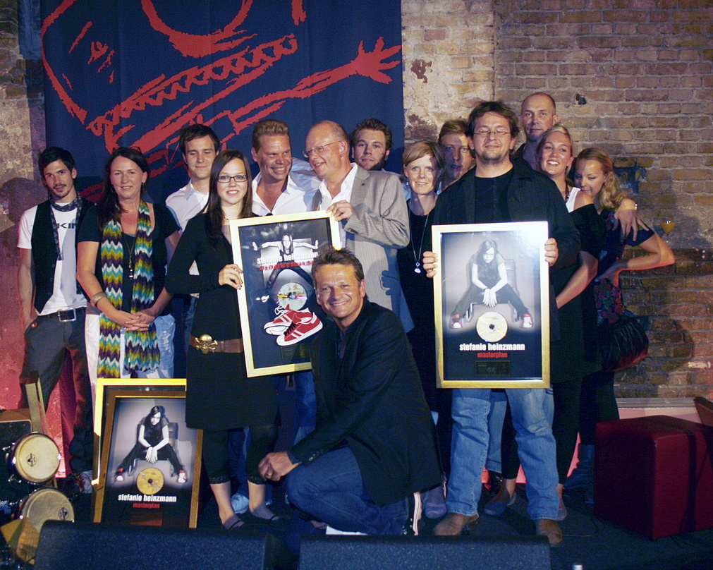 Bei der Gold-Party: Stefanie Heinzmann und ihr Universal-Team||Bei der Gold-Party (v.l.n.r.): Claudio Heinzmann (Management), Claudia Gliedt (Brainpool), Robert Richter (MM Merchandising M...