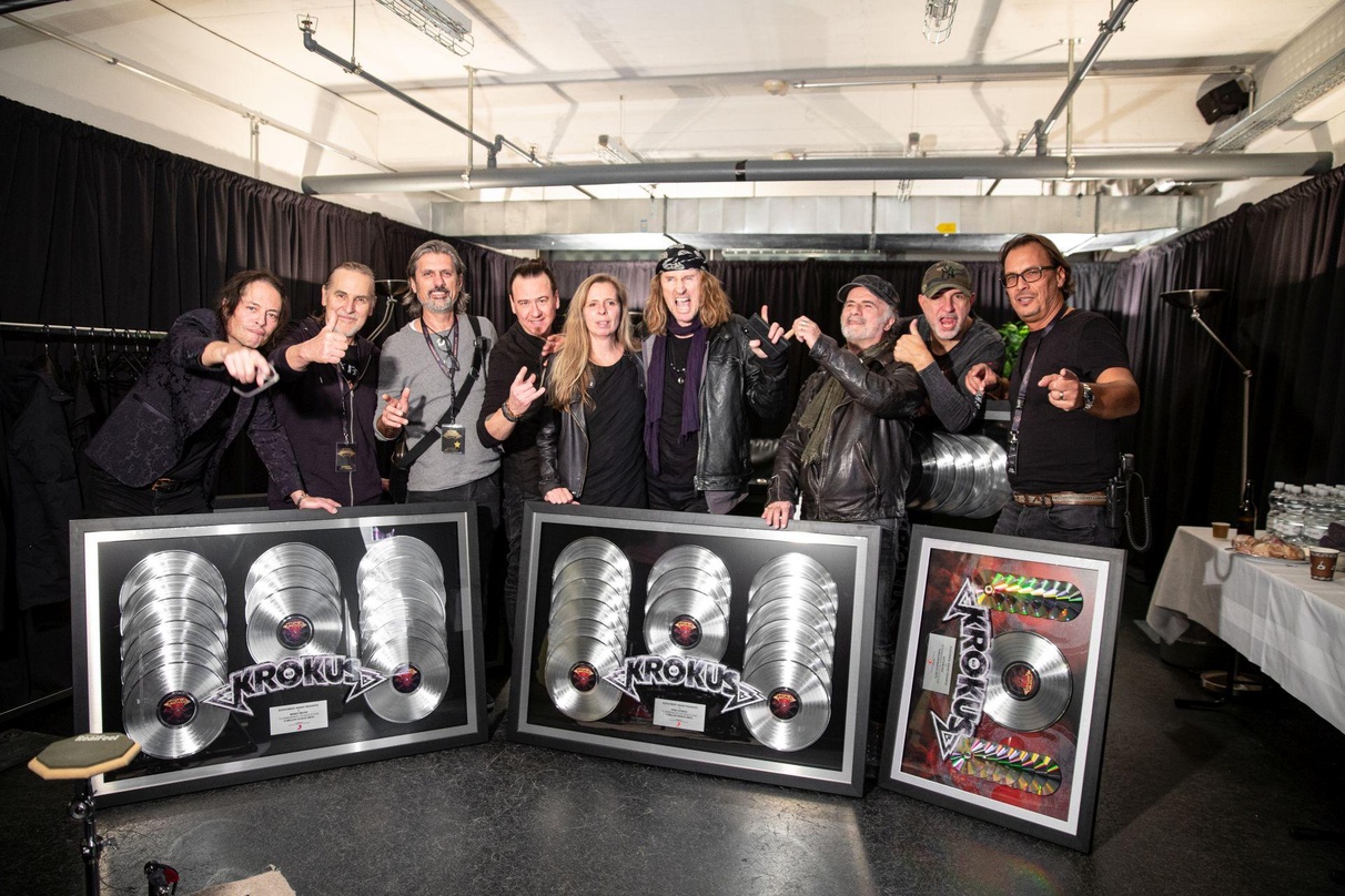 Im Hallenstadion (von links): Mandy Meyer, Fernando von Arb (beide Krokus), Sasa Erletic (Tourmanagement Bottom Row), Flavio Mezzodi (Krokus), Julie Born (Managing Director Sony Music Swit...