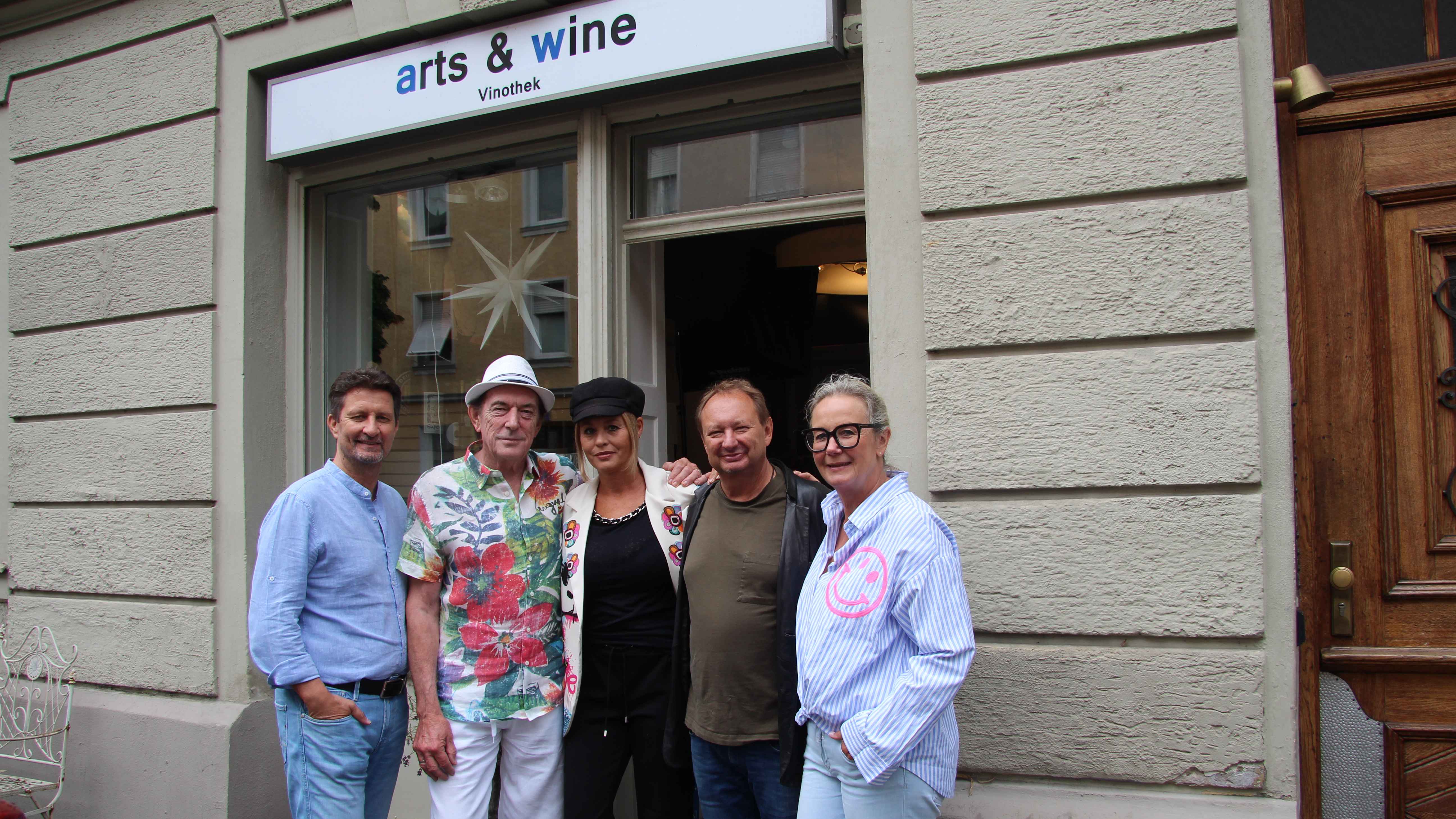 Vor der Vinothek in Schwabing (von links): Werner Heizenreder (Artists & Acts Music), Stefan Zauner, Petra Manuela, Stefan Kahé (Kahé PR & Dialog) und die TV-Promoterin Tanja Surmann.