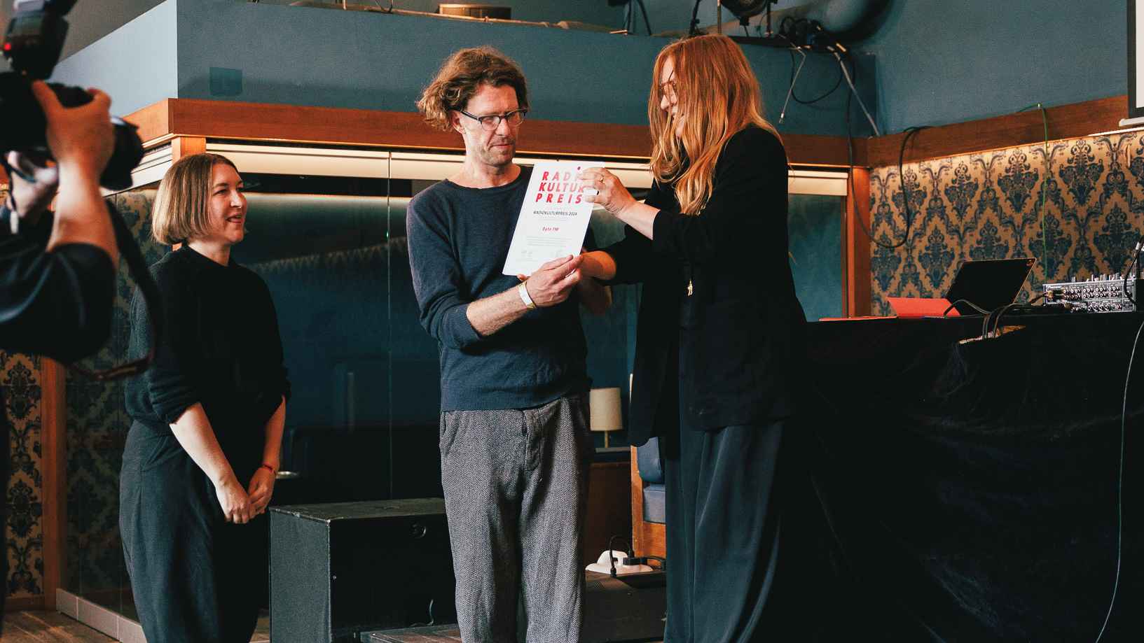 Nahm den Radiokulturpreis der GEMA in Hamburg entgegen: Ruben Jonas Schnell (Mitte, Gründer und Geschäftsführer ByteFM).