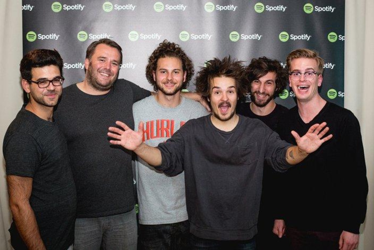 Bestens gelaunt: Milky Chance mit Spotify- und Labelpartnern in Berlin