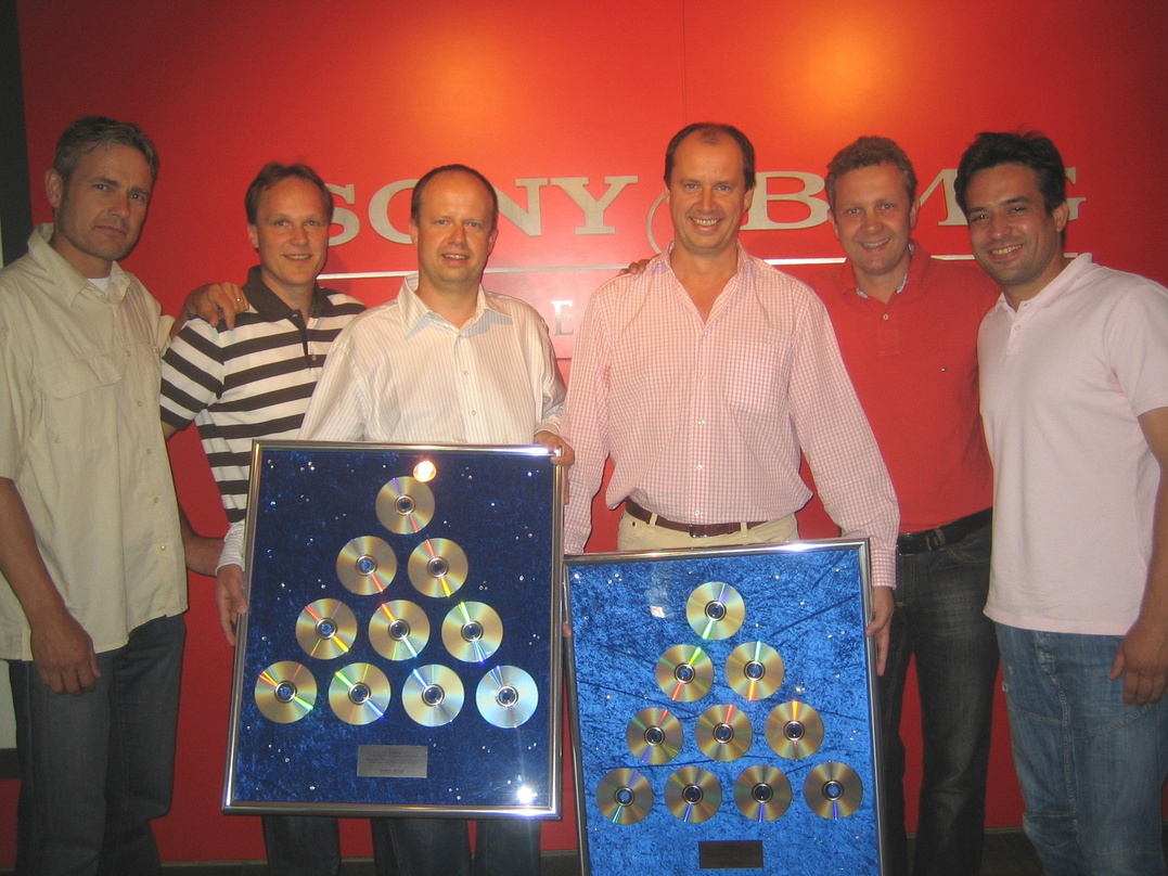 Platinpartner: das Sony-BMG-Team mit den SVA-Geschäftsführern Dirk Nehrig (M., l.) und Holm Nehrig (M., r.)||Feierten Weihnachten im Sommer (v.l.n.r.): Clemens Fiedler (Senior Director Cat...