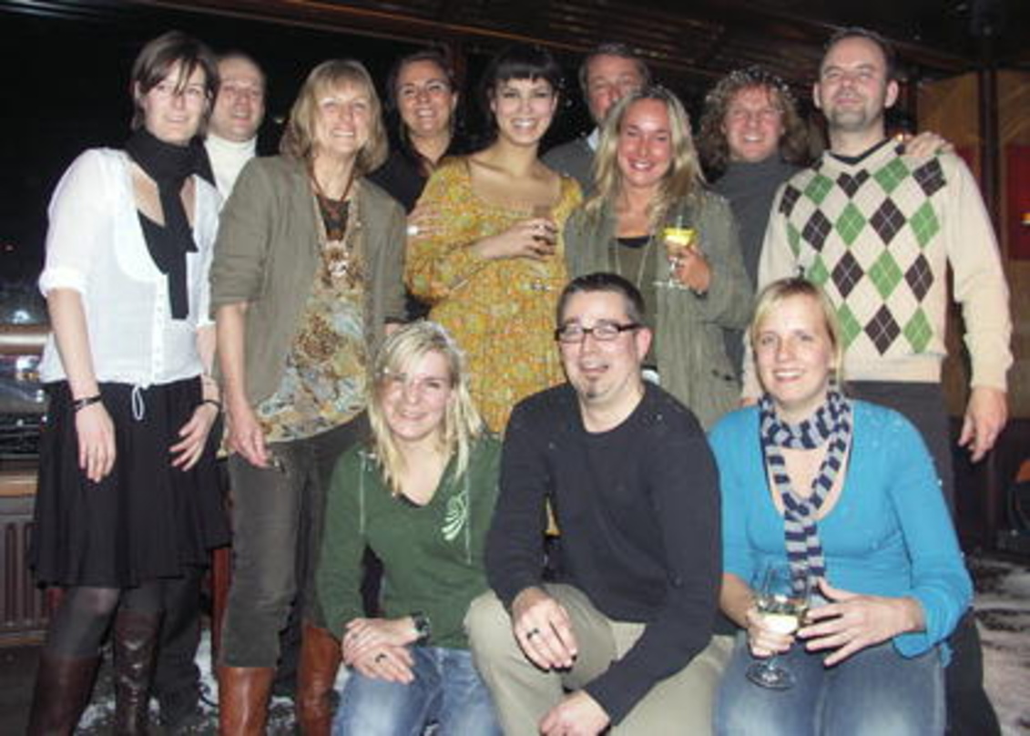 ||Hinten v.l.n.r.: Vivian Hauner (Sony BMG), Chrissy Uerlings (Booking PRK), Roswitha Bettstein (Sony BMG), Tessy Schulz (Sony BMG), Maria Mena, ihr Manager Rune Lem, Alexandra Kraus (Sony...