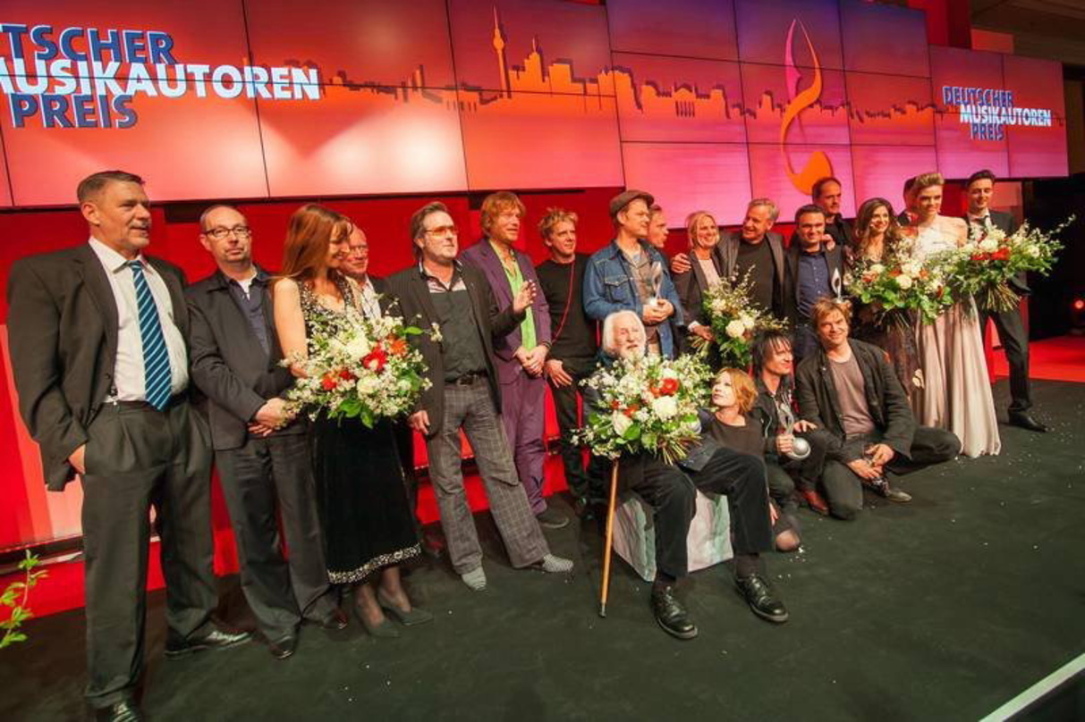In Berlin ausgezeichnet: Die Sieger des fünften Deutschen Musikautorenpreises auf der Bühne vereint