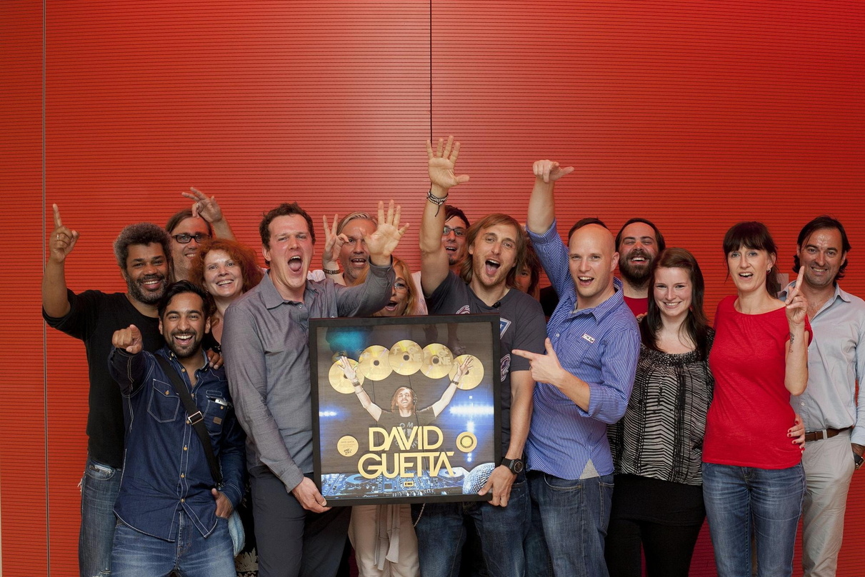 Bei der Gold-Verleihung: David Guetta (8.v.r.) und sein EMI-Team um Uli Mücke (5.v.l.)||Bei der Gold-Verleihung (v.l.n.r.): Kofi Asihene (TV Promotion EMI), Jobin Vazhayil (Online Promotio...
