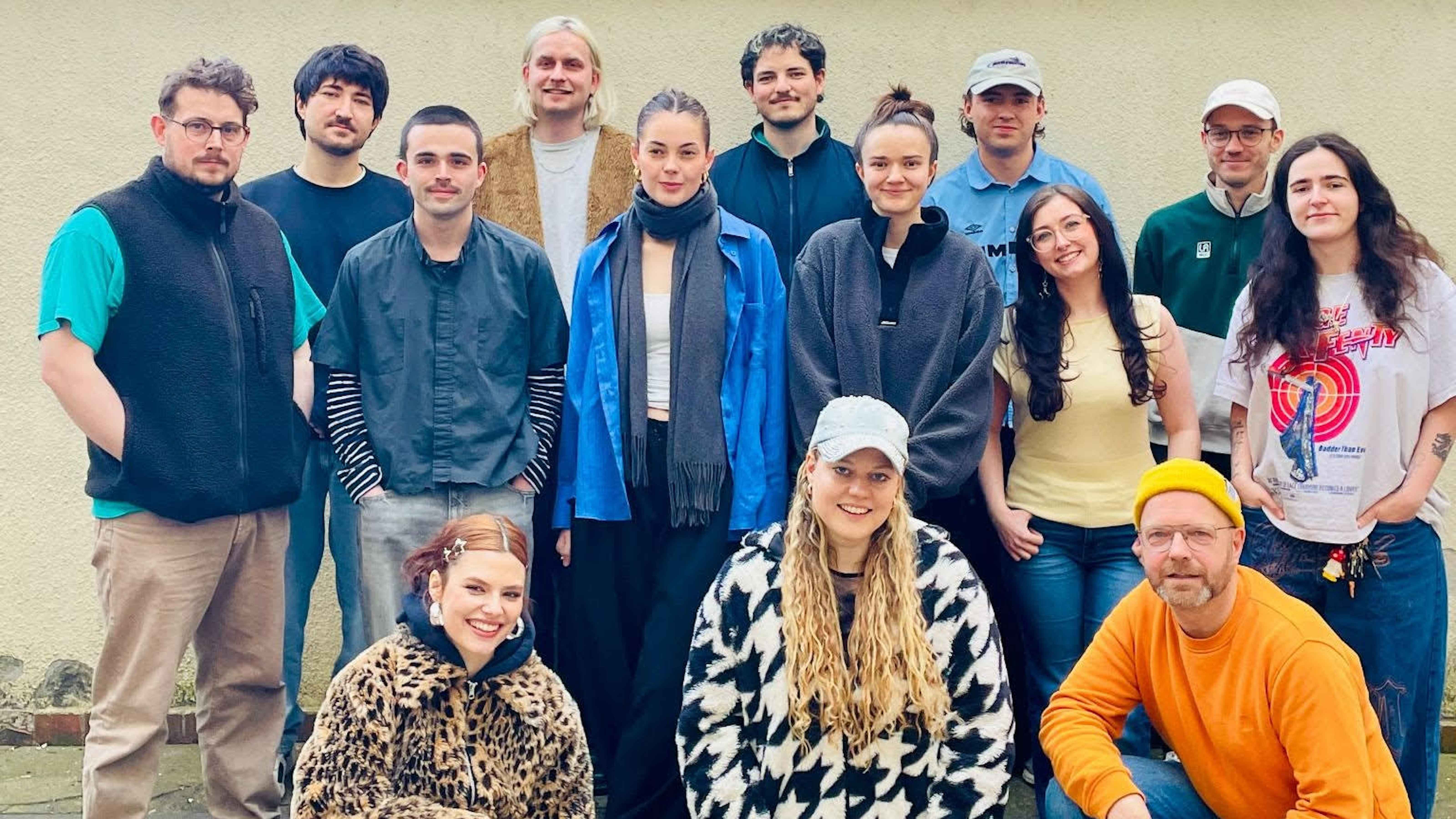 In der Hauptstadt (hinten, von links): Streichelt, Dolphin Love, Coville, Tobias Larsen und Hendrik von Meer sowie (Mitte) Abholen, Maxi Nagl, Julia Grotenburg, Mollo, Jordan Baker und Lis...