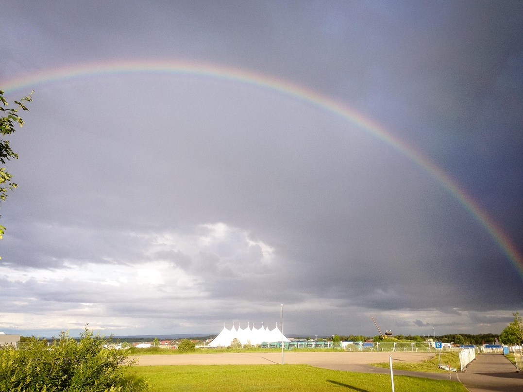 Da sah es noch malerisch aus: Ein Regenbogen spannt sich über die Aufbauarbeiten beim Southside Festival