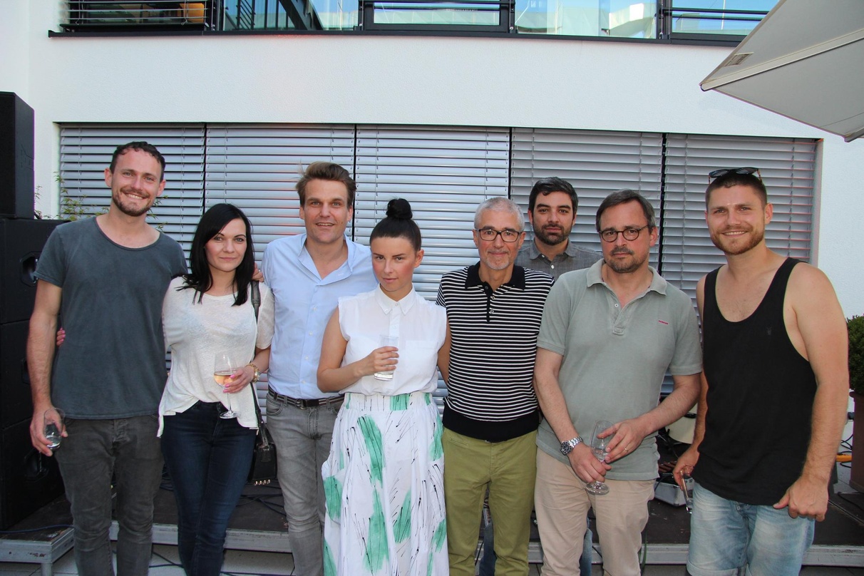 Nach dem Auftritt bei hochsommerlichen Temperaturen auf der Terrasse von Sony Music (von links): Musiker Tobias Rebscher, Karolina Nowacka (Product Manager Four Music), Philip Ginthör (CEO...