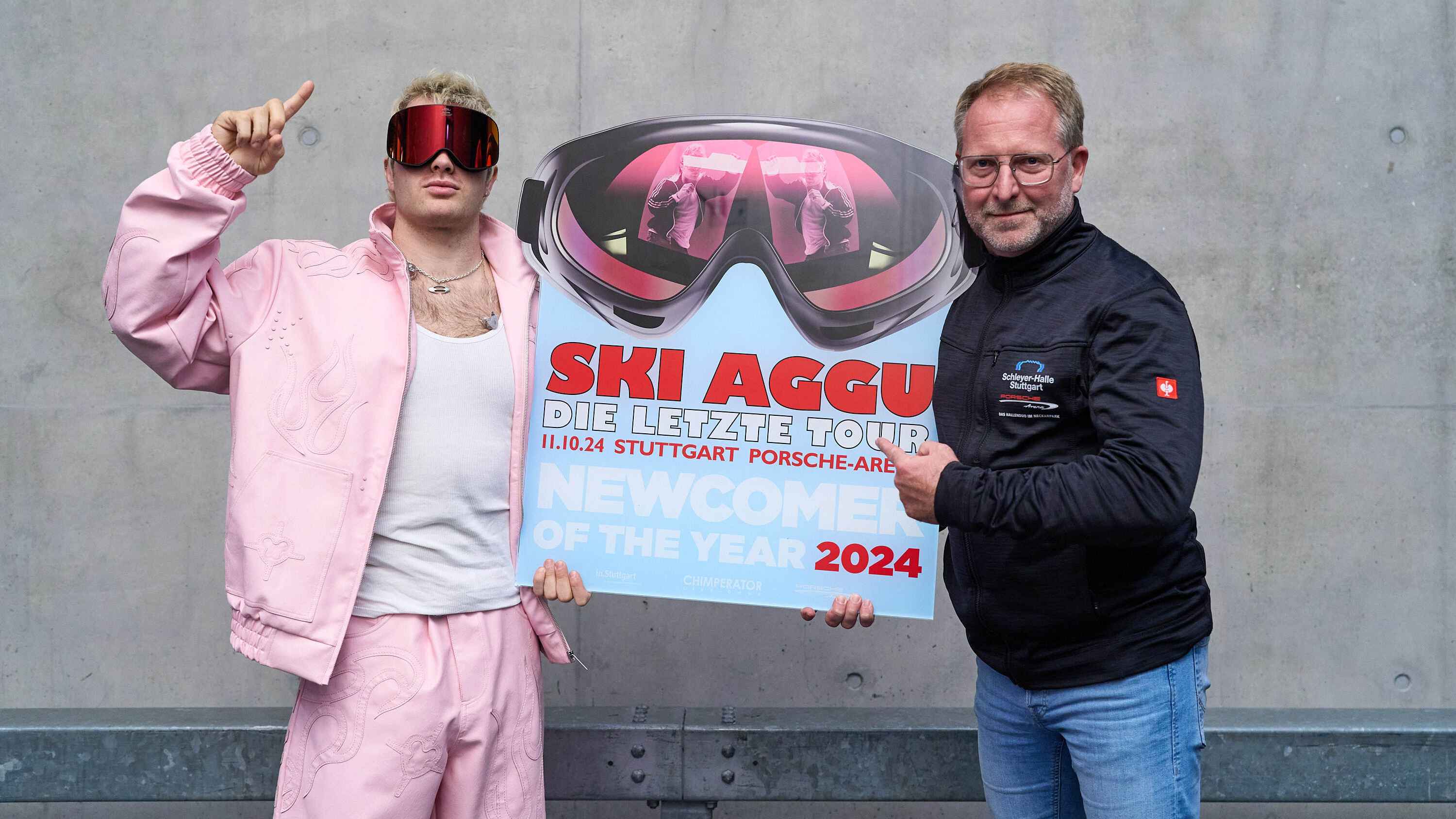 Feierten den Win-Win: Ski Aggu (links) und René Otterbein (Abteilungsleiter Porsche-Arena und Hanns-Martin-Schleyer-Halle).
