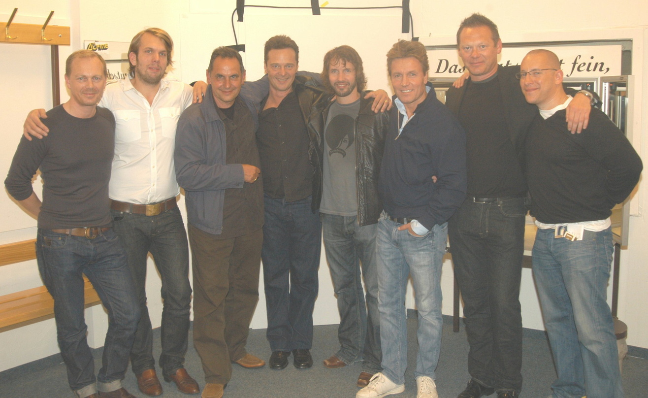 132d74c061dc5c47e9dfc179d3767ef54f079c1cbcfdb331270ea713b79ff801 Nach dem SWR-Konzert: James Blunt und seine Freunde von Warner sowie SWR||Nach dem Auftritt bekräftigten alle Beteiligten die gute Zusammenarbeit (v.l.n.r.): Franz Schemera (Radio Promotio...