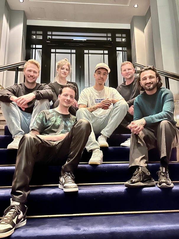 Neue Partner (von links): Lasse Exner (A&R-Manager Believe), Julia Schröder (Label Managerin & Artist Service Believe, hingten), Gregor Seyffarth (Management Luis bei Arktik, davor), Luis,...