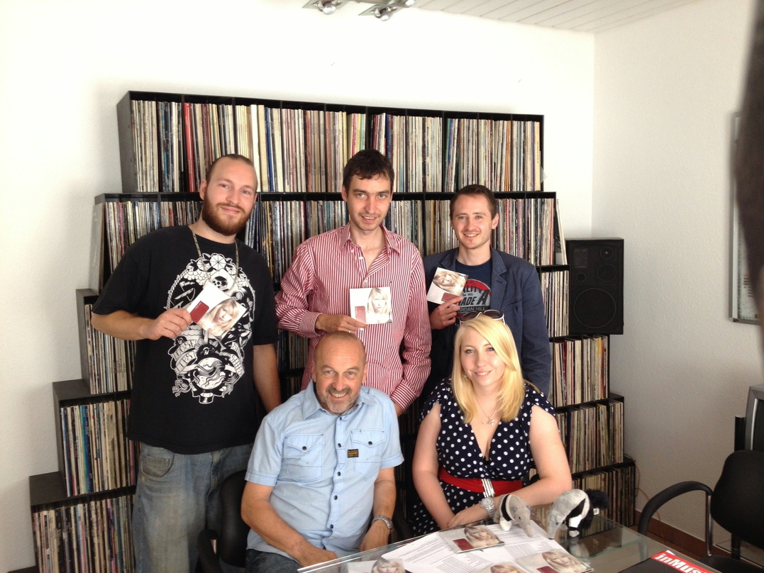 Arbeiten künftig zusammen (hinten, von links): Mathias Niemyt (A & R, 7us Media Group), Felix Gschwind und Fabian Maier (Sightwinder) sowie (vorn) Hans Derer (Geschäftsführer 7us Media Gro...