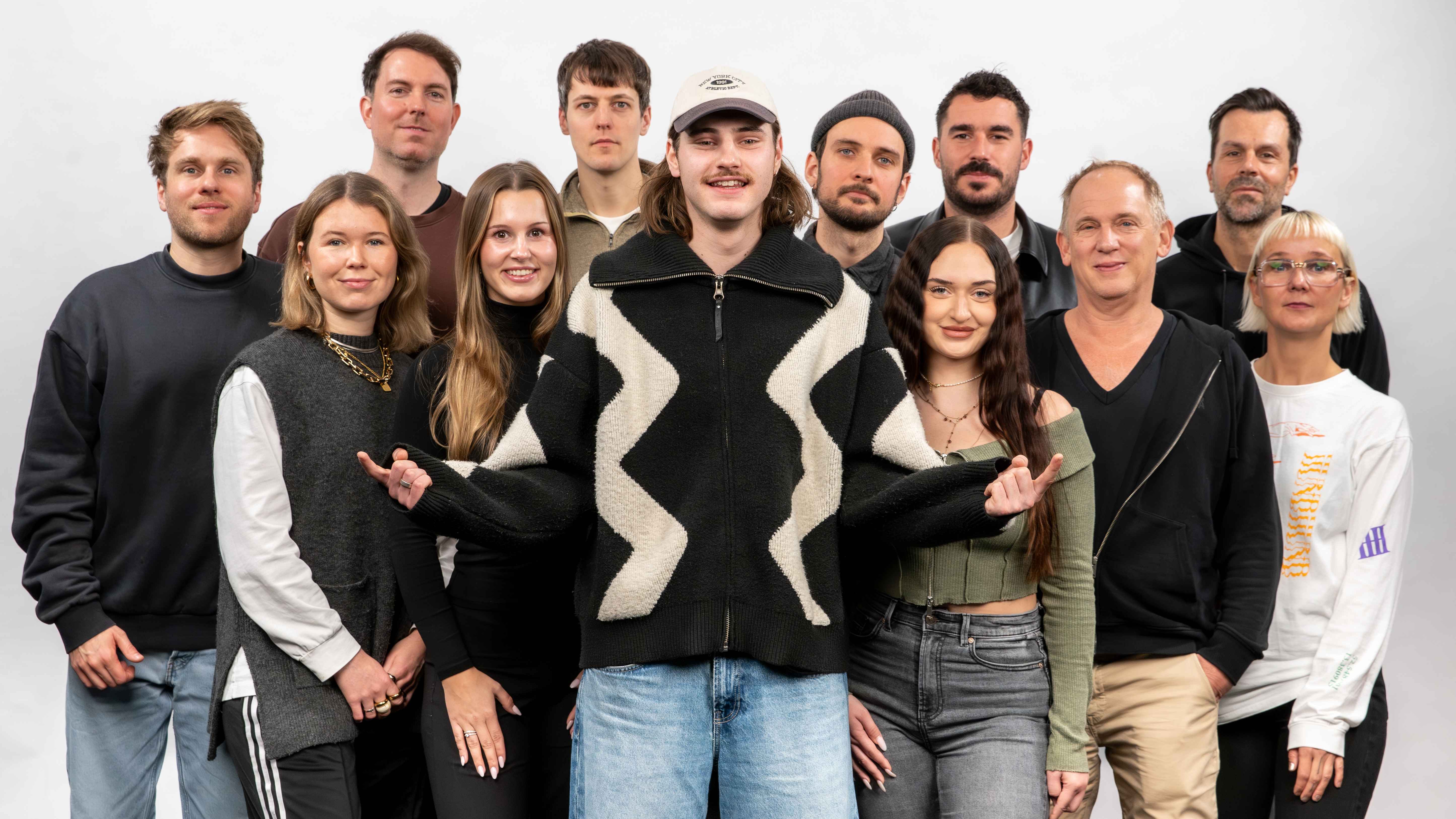 Machen gemeinsame Sache (von links): Lars Brand, Florian Gahm (beide Big Me Entertainment/Management Baumgart), Jens Schneider (Co-Founder, Producer & Songwriter, A&R), Danja Seinemeyer (A...