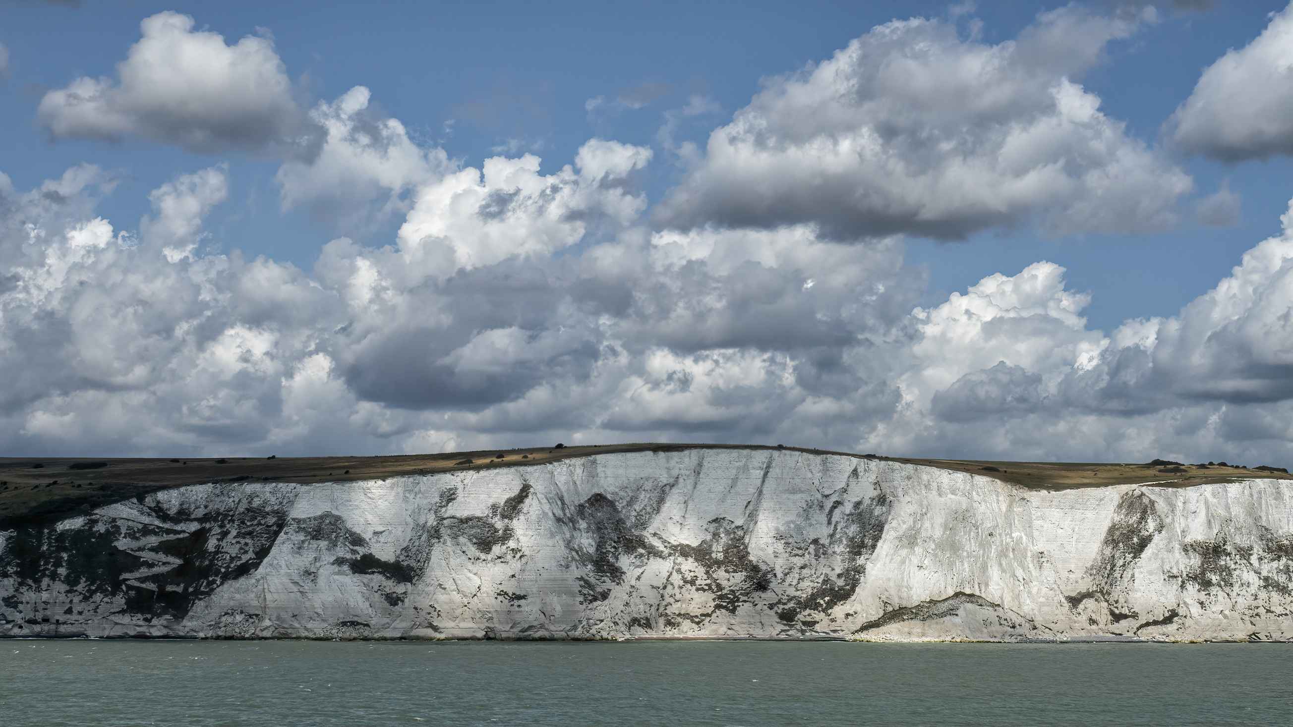 Wer sie sieht, hat es über den Ärmelkanal geschafft: die Kreidefelsen an der Küste von Dover.