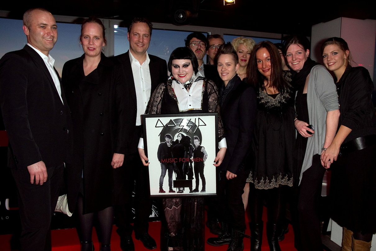 Feierten den Platinerfolg beim Echo-Empfang: Gossip und das Sony-Music-Team