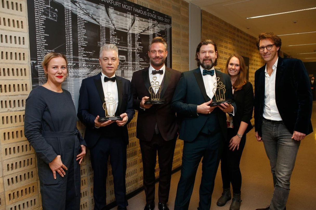 Bei der Award-Verleihung in Frankfurt (von links): Ellen Giersberg (Leiterin Kommunikation Jahrhunderthalle), Michael Mittermeier, Sasha, Rea Garvey, Jessica Knodt (Projektverantwortliche ...