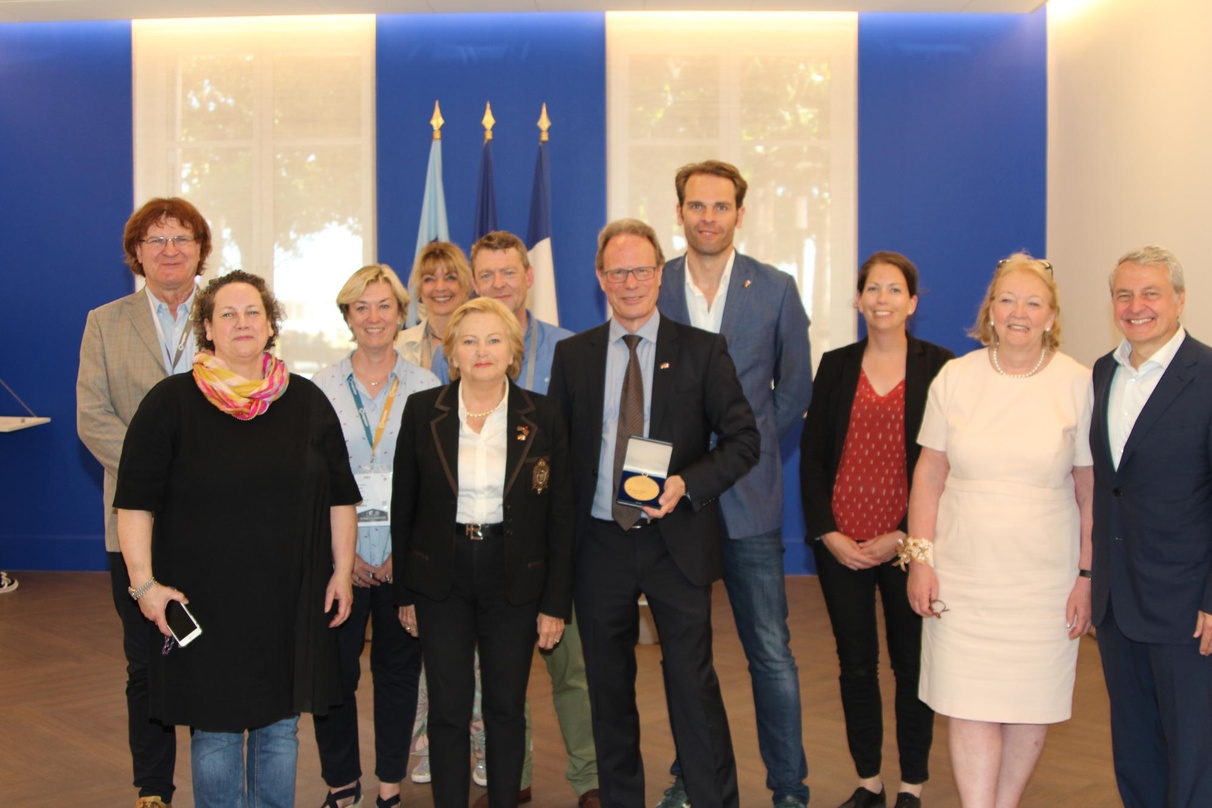 Verdient geehrt: Heinz Stroh (Mitte, mit der goldenen Medaille der Stadt Cannes) mit der stellvertretenden Bürgermeisterin Josiane Attuel (5. von links), Reed-Midem-CEO Paul Zilk (rechts) ...
