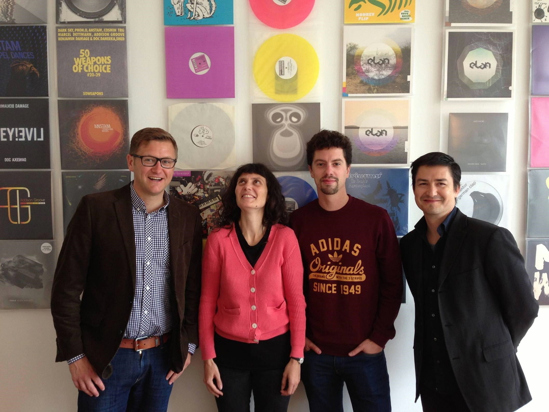 Trafen sich zur Vertragsunterzeichnung (von links): Rechtsanwalt Asterix Westphal, Marit Posch (Monkeytown Publishing/Modeselektor Management), Max Paproth (Sony/ATV) und Raymond Merkel (M...