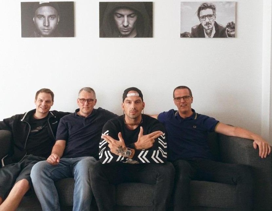 Trafen sich in Berlin (von links): Kristof Jansen (A&R und Labelmanager Groove Attack), Ronny Boldt (Inhaber Indipendenza), Raf Camora und Frank Stratmann (Inhaber Groove Attack)