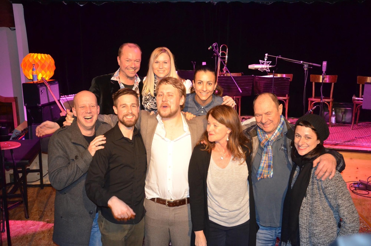 Freuten sich über den gelungenen Showcase (vorn, von links): Manfred Rolef (Vice President AOR-Labelgroup GSA), Christoph Bruns (Produktmanagement AOR-Labelgroup), Stefan Dettl, Alexandra ...
