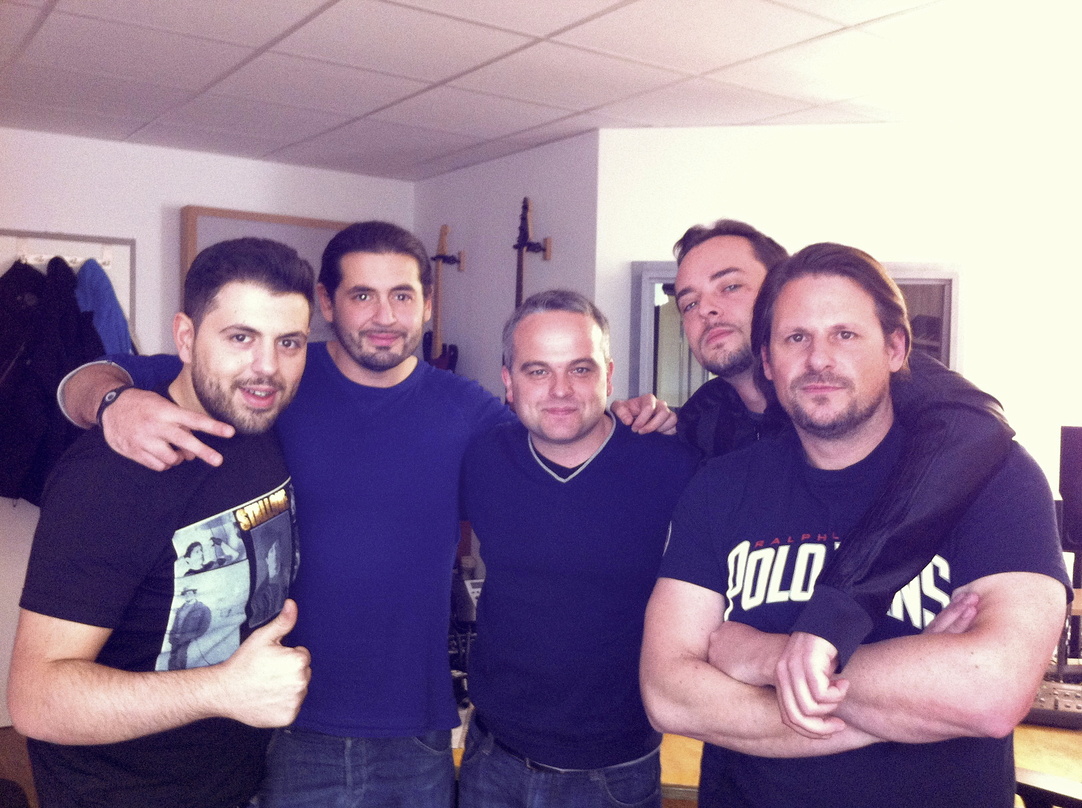 Schlossen einen Autorenvertrag (von links): Ozy Kurnaz, Ibo Kurnaz (beide Puls), John Ruhrmann (A&R Manager Melodie der Welt), Michael Knight (Produzent Puls) und Daniel Sluga (La Cosa Mia)
