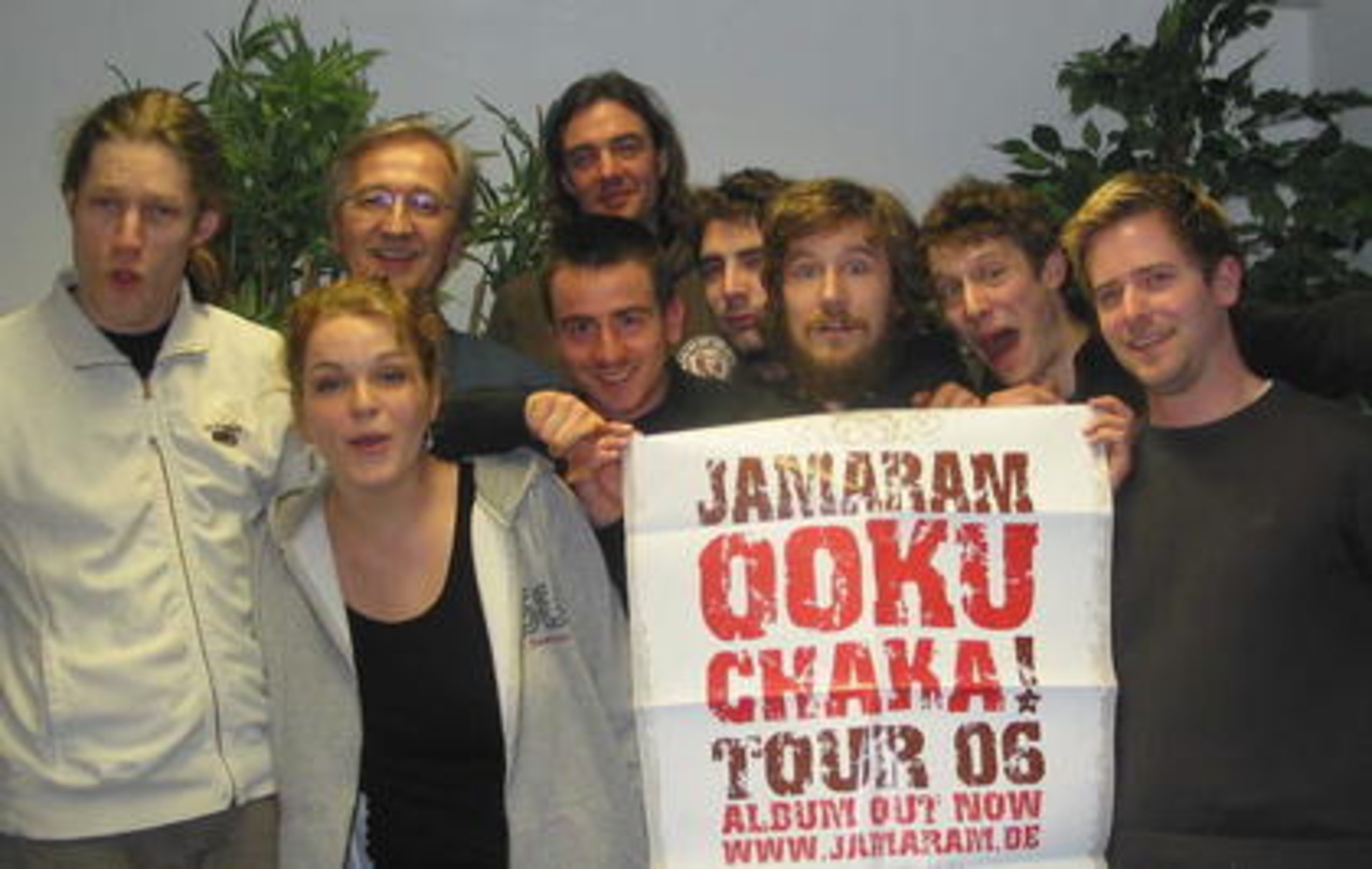 Neues Team: Jamaram, Georg Löffler (3.v.l.) und Nico Wilhelm (r.) von GLM sowie Chris Pössinger (4. v.r.) und Koko Kennerknecht (2. v.l.) von Soulfire