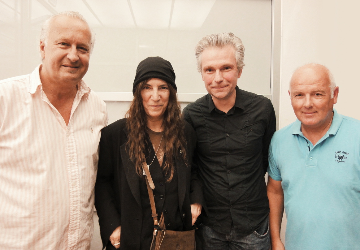 Nach der Signierstunde (von links): Hanns-Peter Bushoff (Senior Product Manager Sony Music International), Patti Smith, Hannes Kraus (Hauptabteilungsleiter Musik/Film Dussmann das KulturKa...