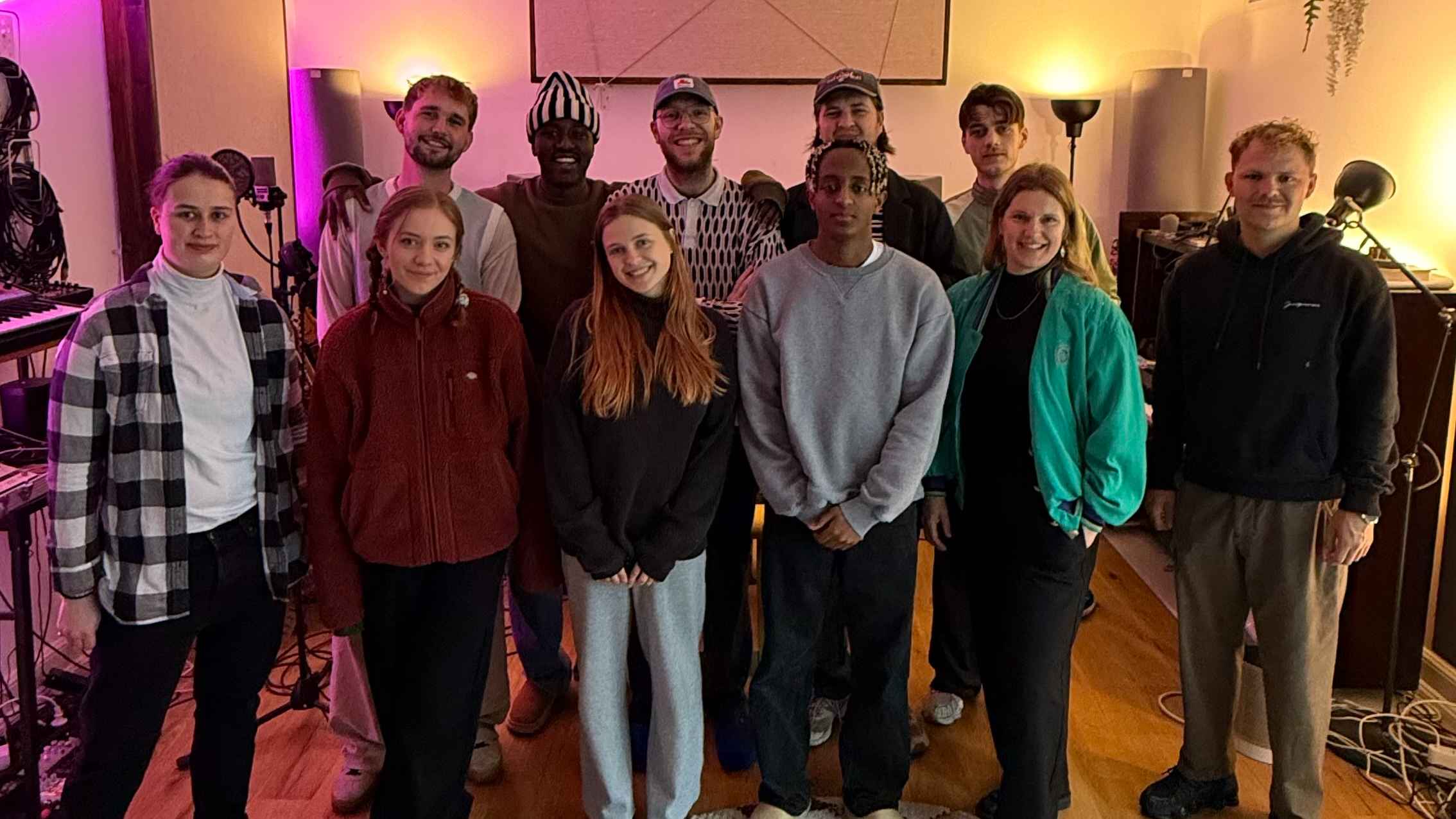 Arbeiten in Köln an neuen Songs (von links): Hinten stehen Falcke, Jonny Mahoro, Haller, Anton Krogmann, Mo.Nomad. Vorne sind Frederike Bethke (peermusic), Maja Kämper, Bekkaa, bac, Sarah ...